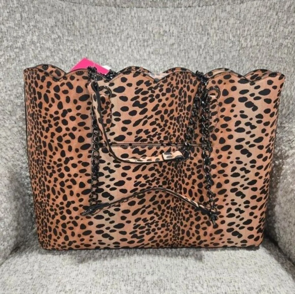 🖤🔹️Betsey Johnson 🔹️XOTOTE-L  Leopard Print 2pc Tote with Black Bag Charm - Picture 9 of 17